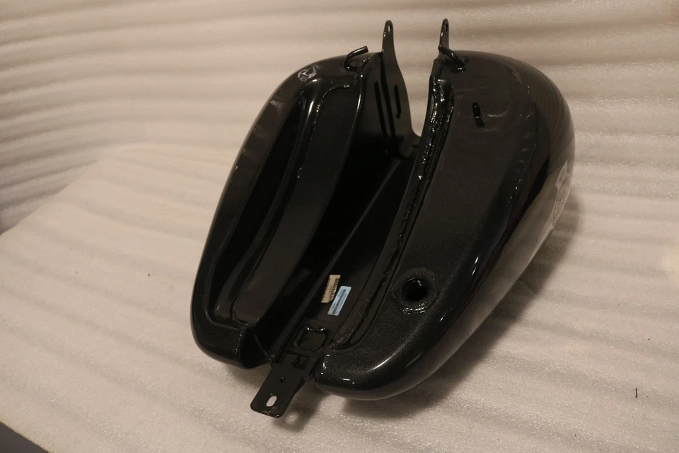 62208-05BRD NEW OEM 2005 HARLEY-DAVIDSON FLSTFI SOFTAIL FATBOY GAS TANK BLACK - Image 4 of 4