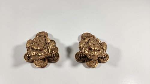 LOT OF 2 VINTAGE GOLD RESIN TYPE FENG SHUI LUCKY WEALTH FROG FOR GOOD LUCK