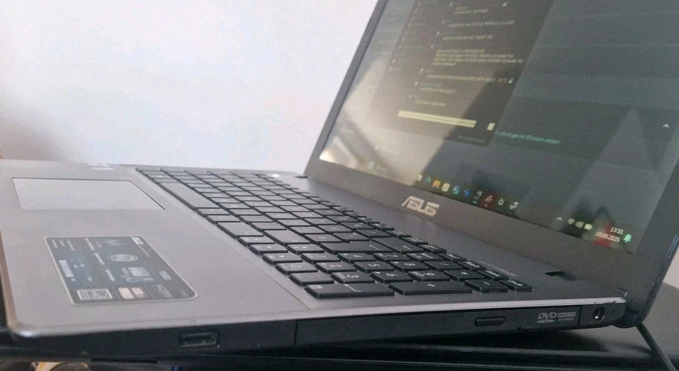 ASUS F550D Laptop AMD A10-5750m 8GB RAM 256GB SSD - Bild 3 von 4