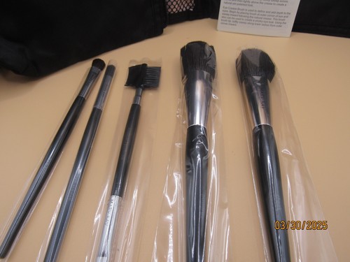 Mary Kay Cosmetic Bag & Brushes (NEW) - Picture 3 of 4