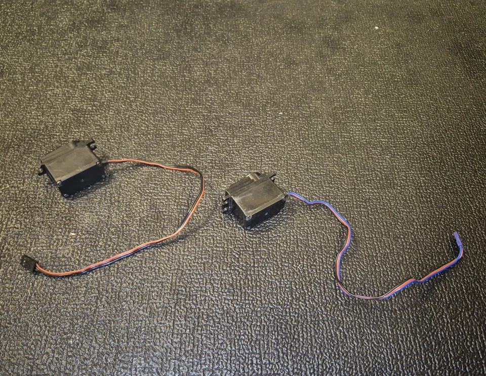 2x AIRTRONICS 94102 STANDARD SERVO LOT 50oz-in, .22sec  VINTAGE - Image 2 of 2