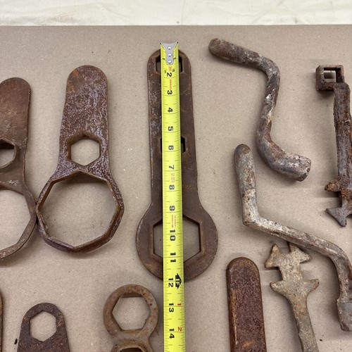Lot Of 18 Antique Model T And Early Wagon Tools Etc - Picture 10 of 16