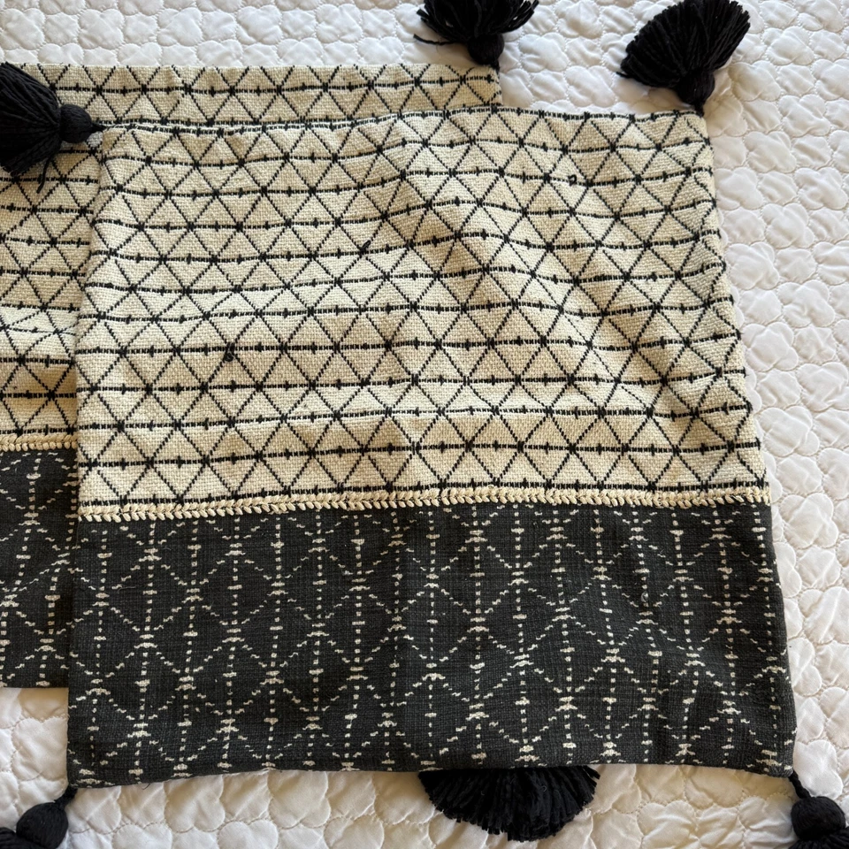 2 - Villa By Classic Home 20 英寸 x 20 英寸枕头套亚麻/棉球球新品! — 第 2/4 张图片