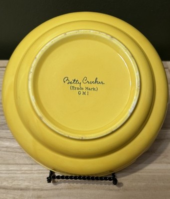 Betty Crocker Yellow 8.1/2 x 2.3/4 inch Bowl - Excellent