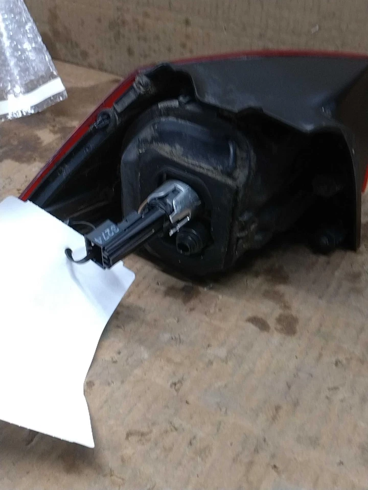 Conjunto de luz trasera derecha usado se adapta a: Volkswagen Golf Htbk 2015 base cuarto montaje Foto 2 de 3