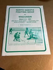 Vtg Und North Dakota Fighting Sioux Wisconsin 1983 Hockey Wcha Playoffs Program