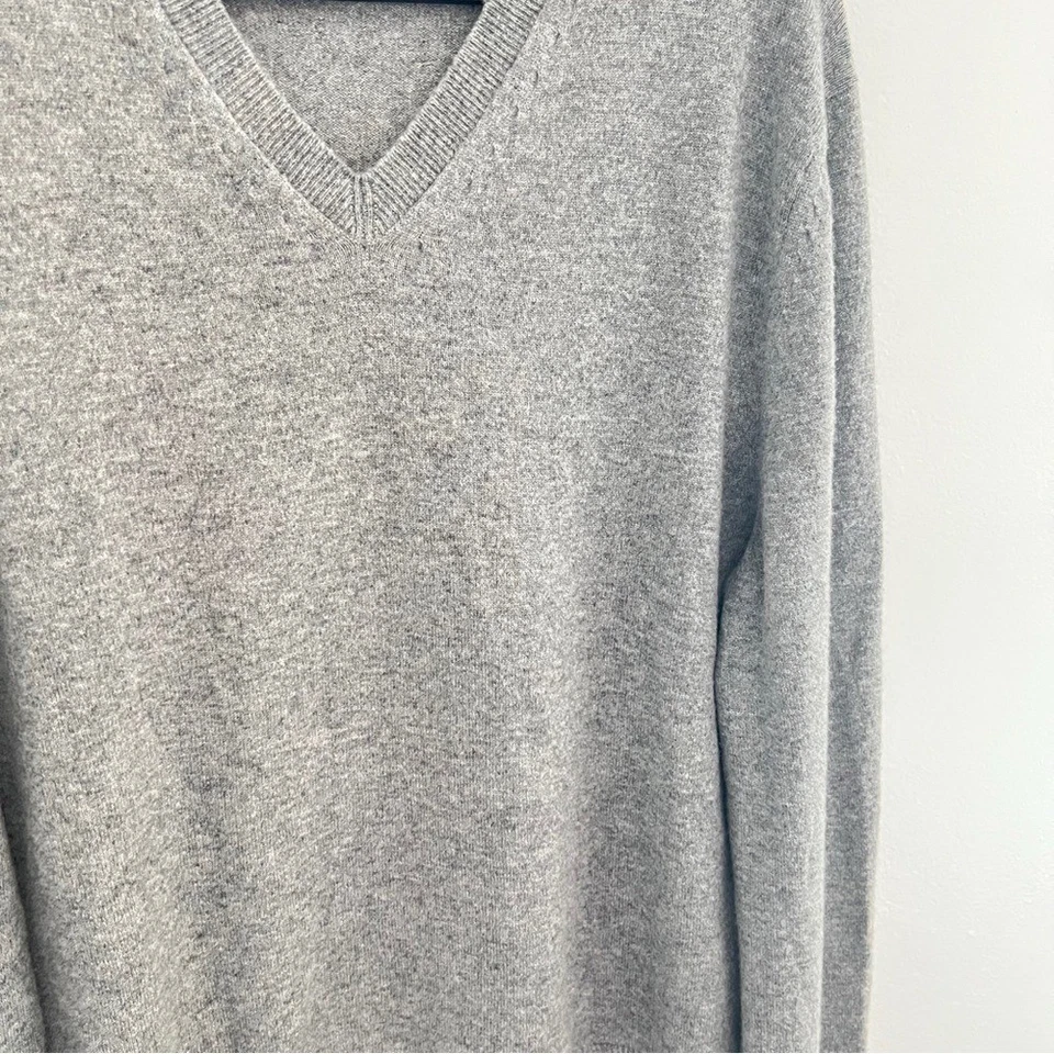 Suéter Tom Ford Auténtico Para Hombre 100% Cachemira Elegante Gris Cuello en V 54 L $1890 Foto 4 de 4