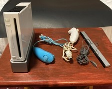 Nintendo Wii U 8GB RVL-001 06 Console 2 Controllers- White READ DESCRIPTION