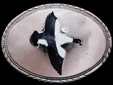 JJ07111 VINTAGE 1983 FLYING FEMALE MALLARD DUCK SILVERTONE OVAL BELT BUCKLE