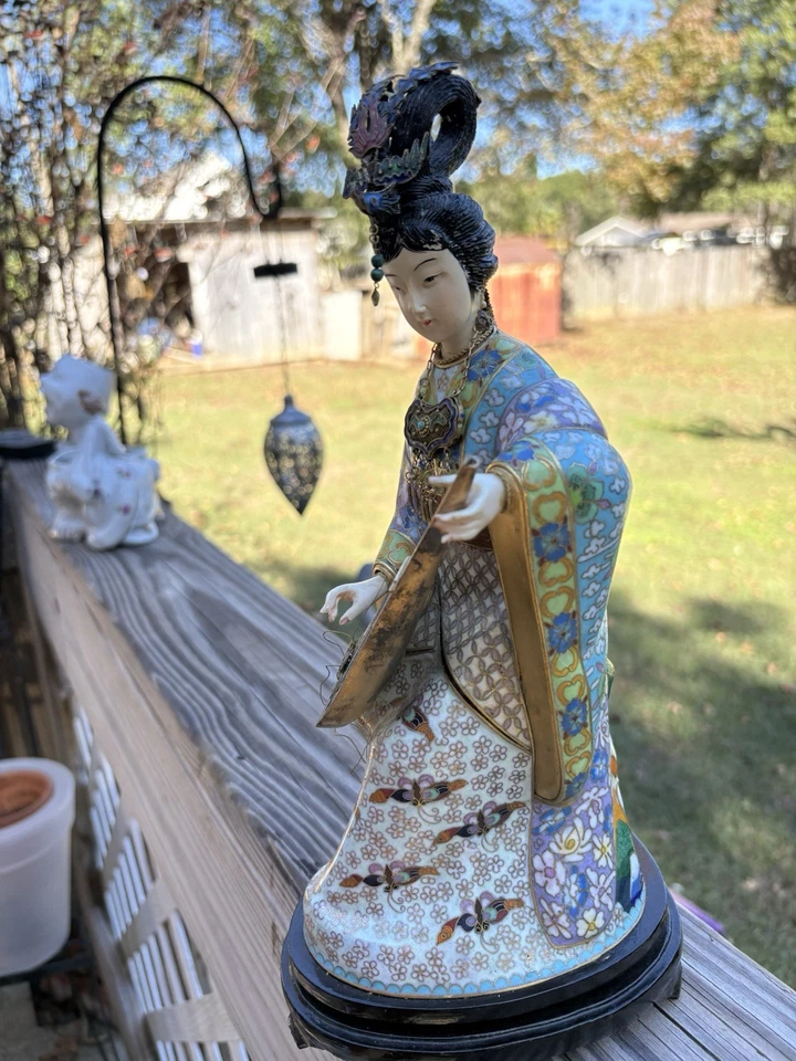 Dama Cloisonné China con Instrumento Musical y Decoración de Piedras Preciosas Foto 3 de 4