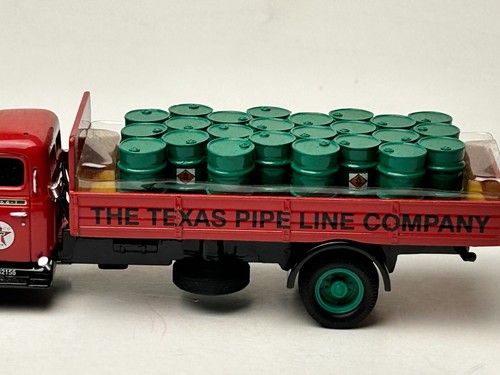 Corgi 52902 Diamond T Truck with Oil Drums 1:50 Scale with Box - Picture 16 of 24