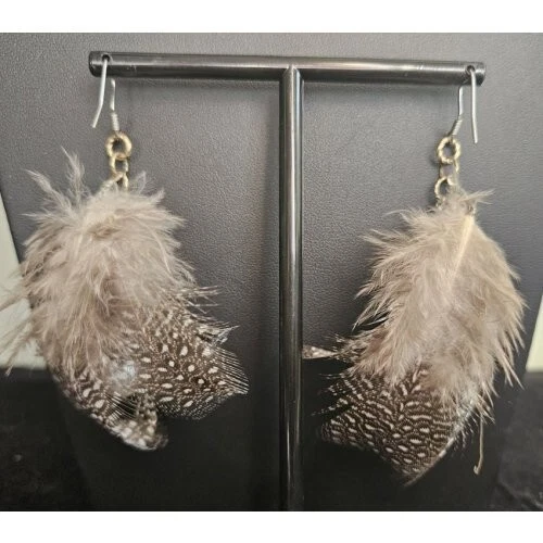 * Pendientes colgantes de perlas y cadena de plumas marrones Foto 2 de 4