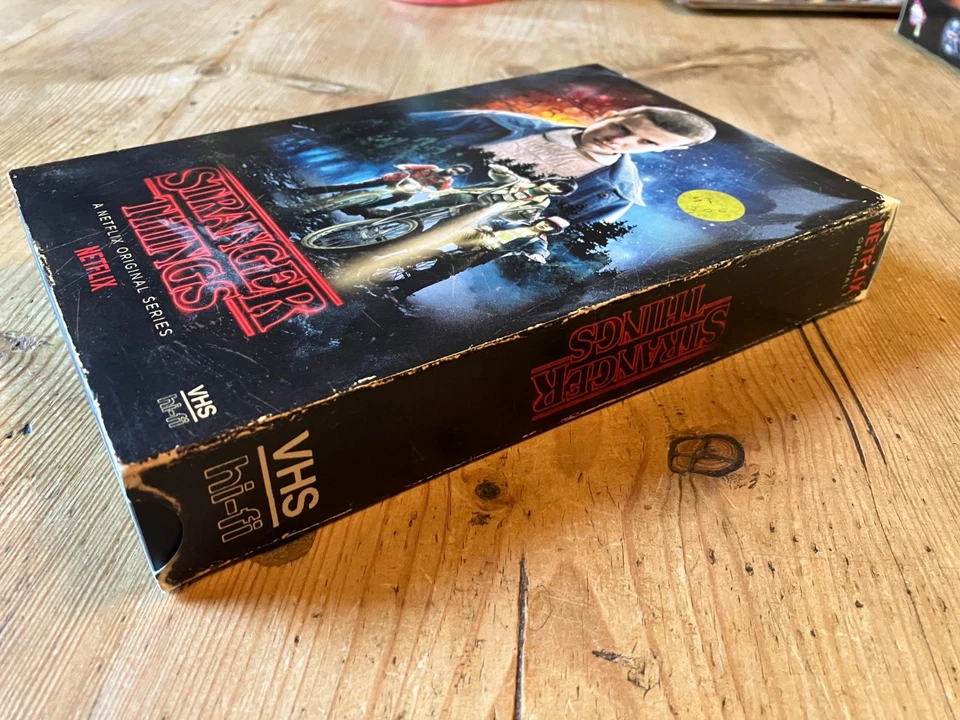 STRANGER THINGS Season 1 one Collectors Edition Retro VHS Box DVD Set rare OOP Foto 4 de 4
