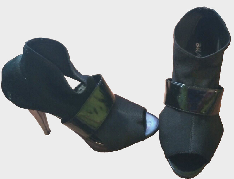 Bumper - women’s black heels sandals -size 8 Style: Lexus