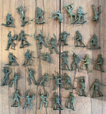 COLLECTION OF PLASTIC SOLDIERS - WWII ARMY / MARINES - 60 FIGURES CAT87
