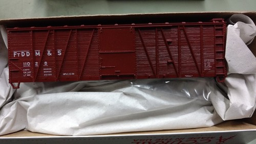 H0 Accurail - 4119 - 40' vagón de madera con puertas de madera - Ft DD M&S - Kit modelo | Zustand: New