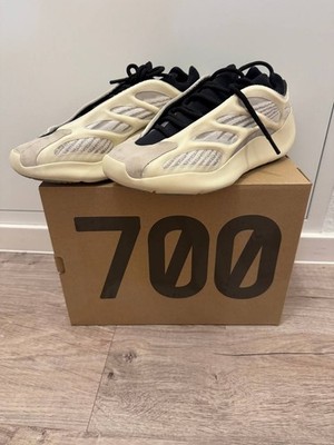 EU Größe 42 2/3 - adidas Yeezy 700 V3 Azalea