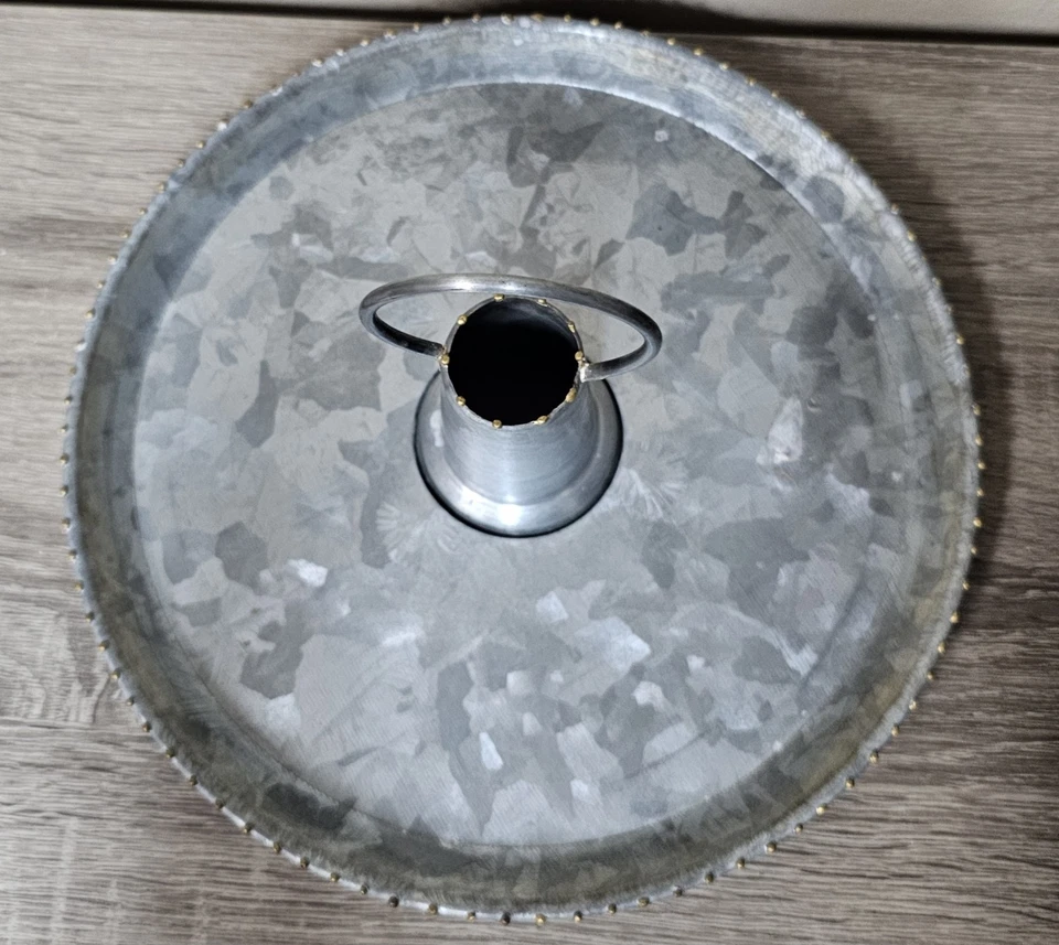 Bandeja para botellas de zinc con borde de latón con cuentas y mango hecha en India Foto 4 de 4