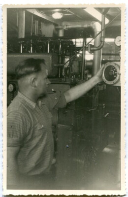 Photo postcard Rhine ship fatherland, machinist at the controller, ship photographer around 1955