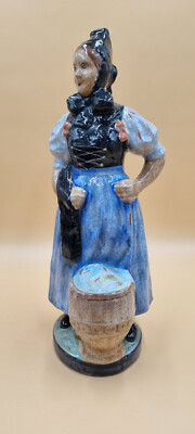 Schwarzwaldmädel, Majolika, Figur junge Frau in Tracht Karlsruher Majolika, 4710