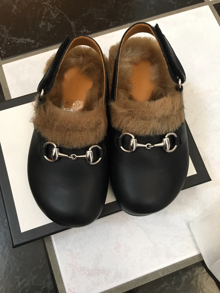 NUEVO EN CAJA 100 % AUTÉNTICO Zapatilla Gucci Niños Cuero Negro Mordida de Caballo Mula con Forro de Piel Sintética Foto 2 de 4