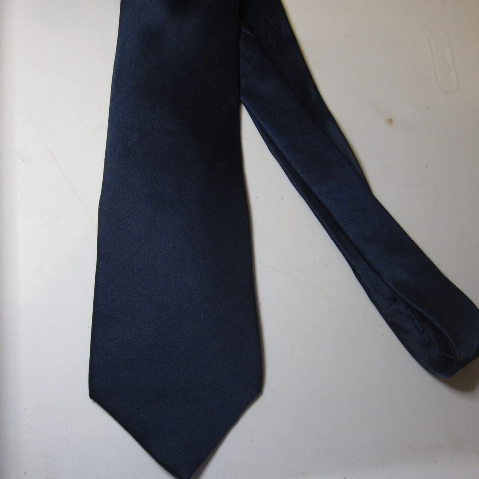 Corbata de seda para hombre City of London by: Ferrell Reed púrpura profundo liso Foto 4 de 4