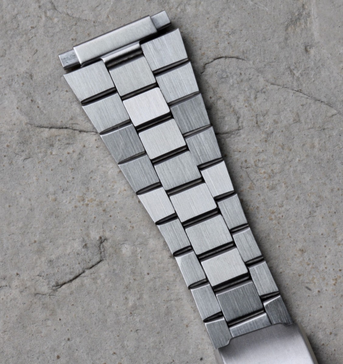 6 SOLD! Flared flat-link 1960s vintage watch band 16mm-22mm 6 SOLD! Flared flat-link 1960s vintage watch band 16mm-22mm
