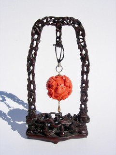 A BEAUTIFUL & LARGE OLD CHINESE CARVED CORAL "DRAGONS" BEAD QING DYNASTY