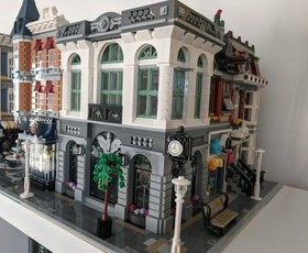 Creator Expert: Brick Bank (10251) Free Shipping