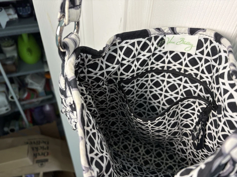 Bandolera Vera Bradley Acolchada Blanco y Negro Patrón Floral Foto 4 de 4