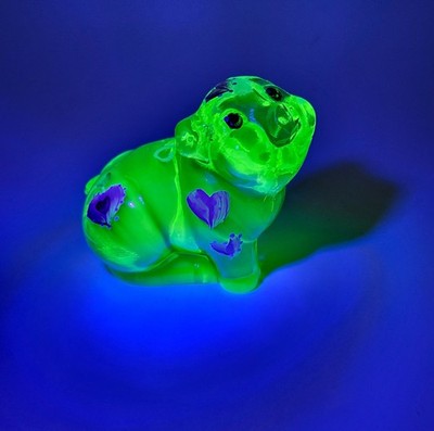 Fenton uranium green hand painted pig with hearts