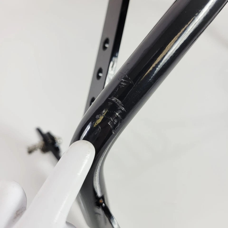 Barra Sissy personalizada Wings con portaequipajes para Harley Davidson Street Bob 2018-2025 Foto 3 de 4