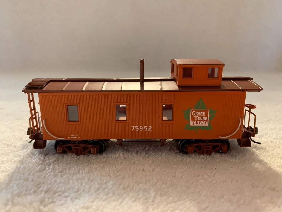 Roundhouse #84369 HO Scale Grand Trunk Railway 3-Window Wood Caboose #75952 - Image 2 of 4