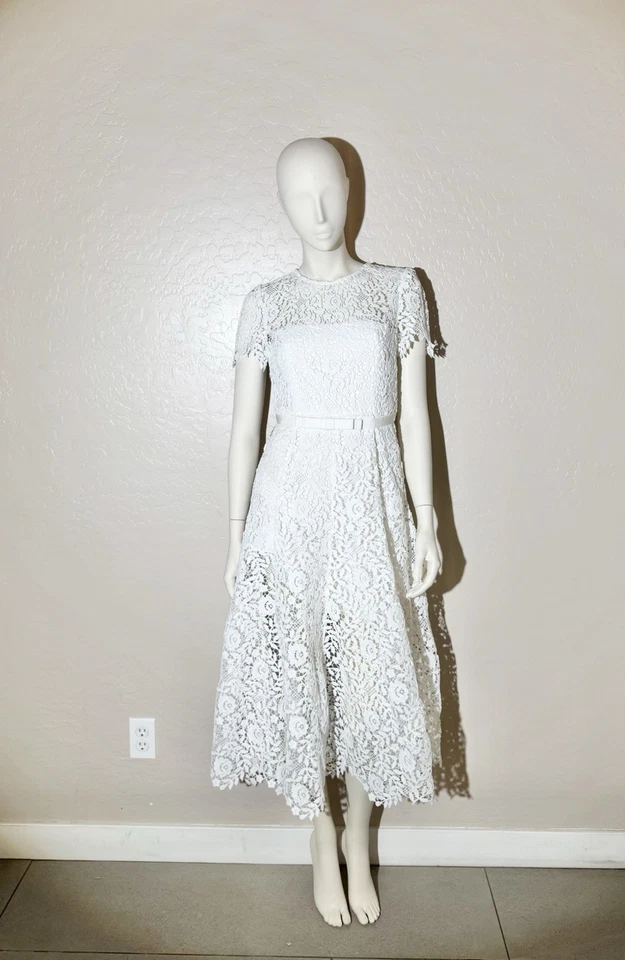 Vestido Autorretrato Angélico Encaje Ajuste y Acampanado en Blanco Puro Foto 2 de 4