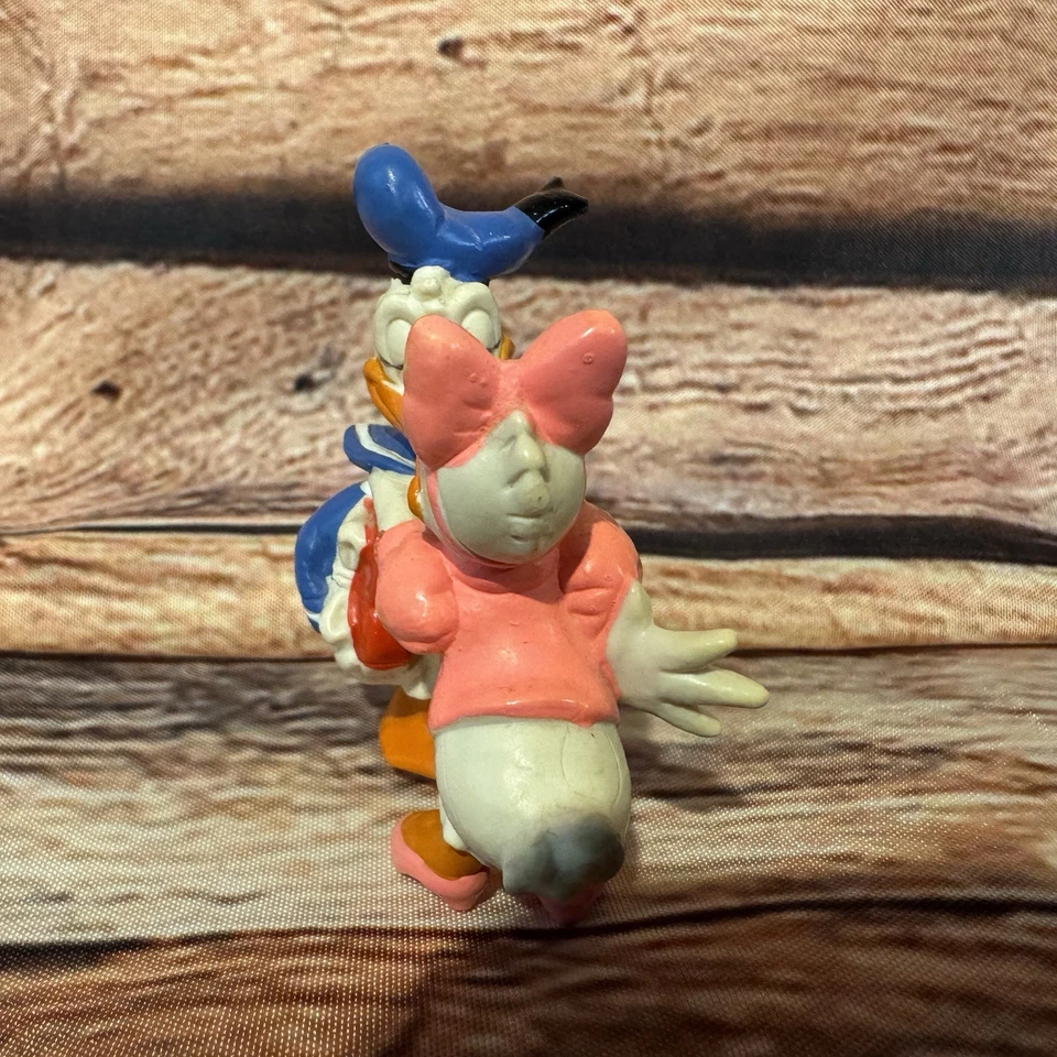 Disney Donald & Daisy Duck Valentines Hug & Kiss  PVC Applause Figure 2.25” Toy - Image 4 of 4