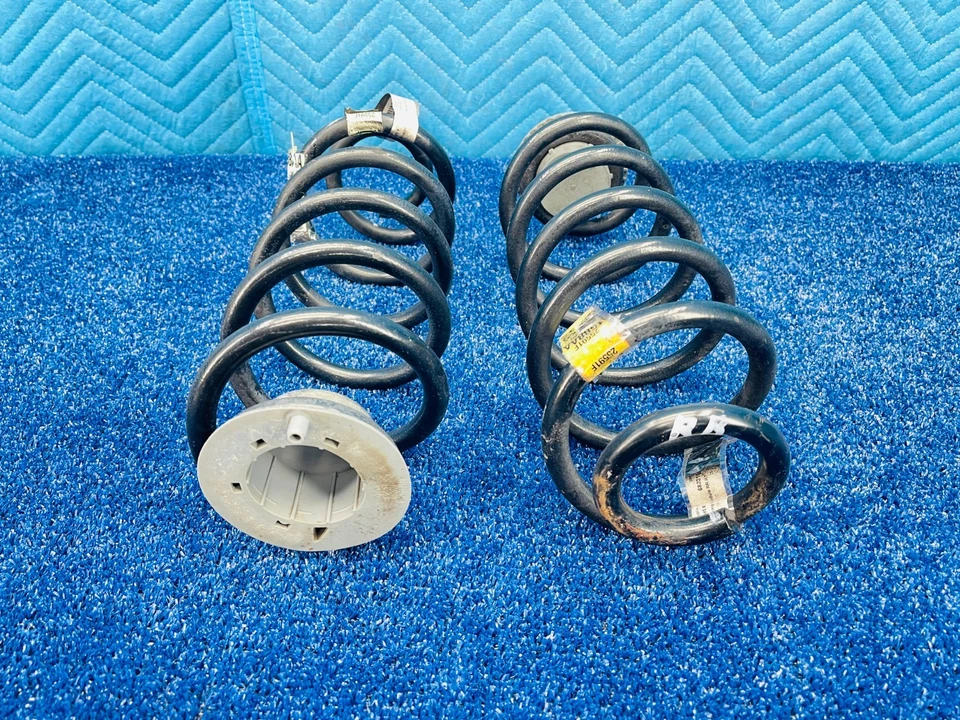 Juego de muelles helicoidales de suspensión trasera Chrysler 200 2015-2017 OEM 68231588AA Foto 2 de 4