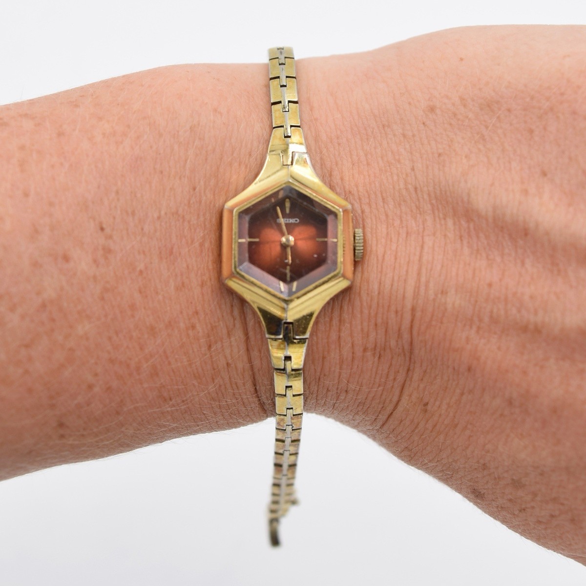 VTG Seiko Women's Gold Tone Hexagon Red Burgundy Dial Manual Wind