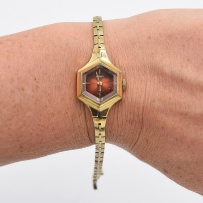 VTG Seiko Women's Gold Tone Hexagon Red Burgundy Dial Manual Wind