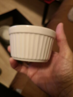 Eine weiße Ramekin Rippkante