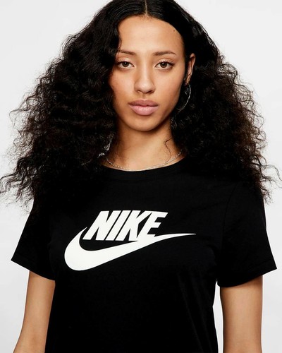 Nike T-Shirt. Crew Neck. Classic Logo 