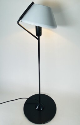Carpyen Cris lamp design Gabriel Teixidó 80s black metal