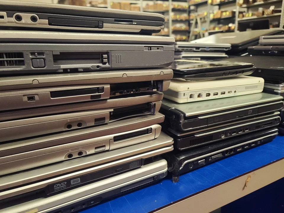 LOTTO 61 PC NOTEBOOK PORTATILI (DELL LENOVO HP..) 1//2/3/4 GB RAM - HDD SSD MIX - Immagine 3 di 4