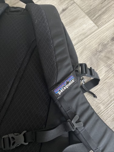 Mochila Patagonia Refugio Pack 28L Grande Negra Natura - Imagen 6 de 13