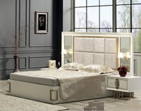 Modernes Schlafzimmer-Set Mit Bett Und Zwei Nachttischen.