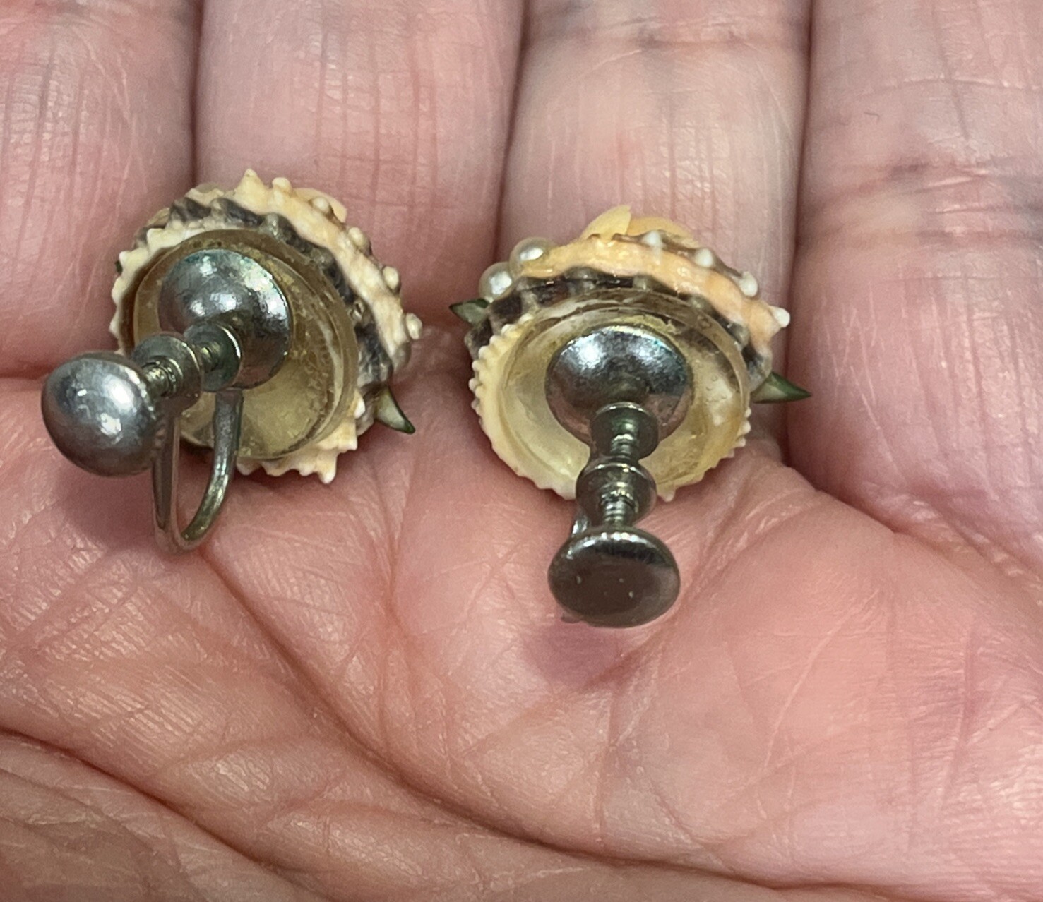 *READ* 2 Vtg Tiny Sea Shell Screw Back Earrings F… - image 8