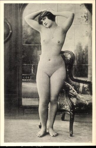 Foto Stehende nackte Frau mit Stuhl, Frauenakt, Brüste - 3416484 - Bild 1 von 2