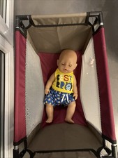 Puppe mit Bett und Klamotten