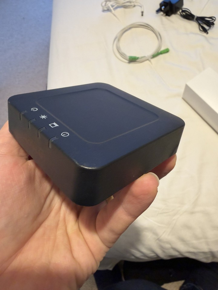 Linksys SPNMX56 Community Fibre Dual-band mesh WiFi Router + Adtran ONT ...