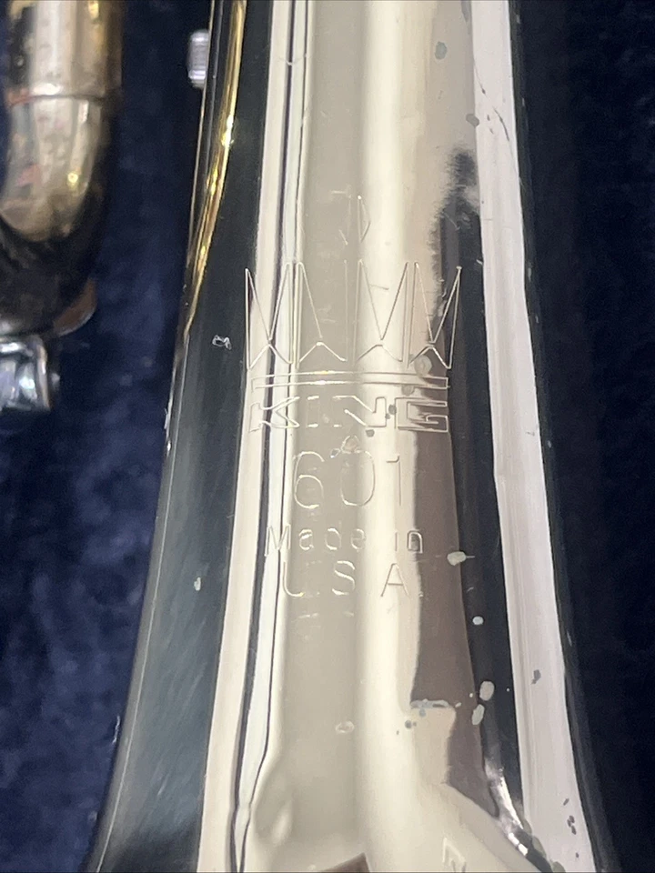 Vintage 1947-48 H.N. Trompeta White Company King 601 con estuche de boquilla de bendición Foto 3 de 4