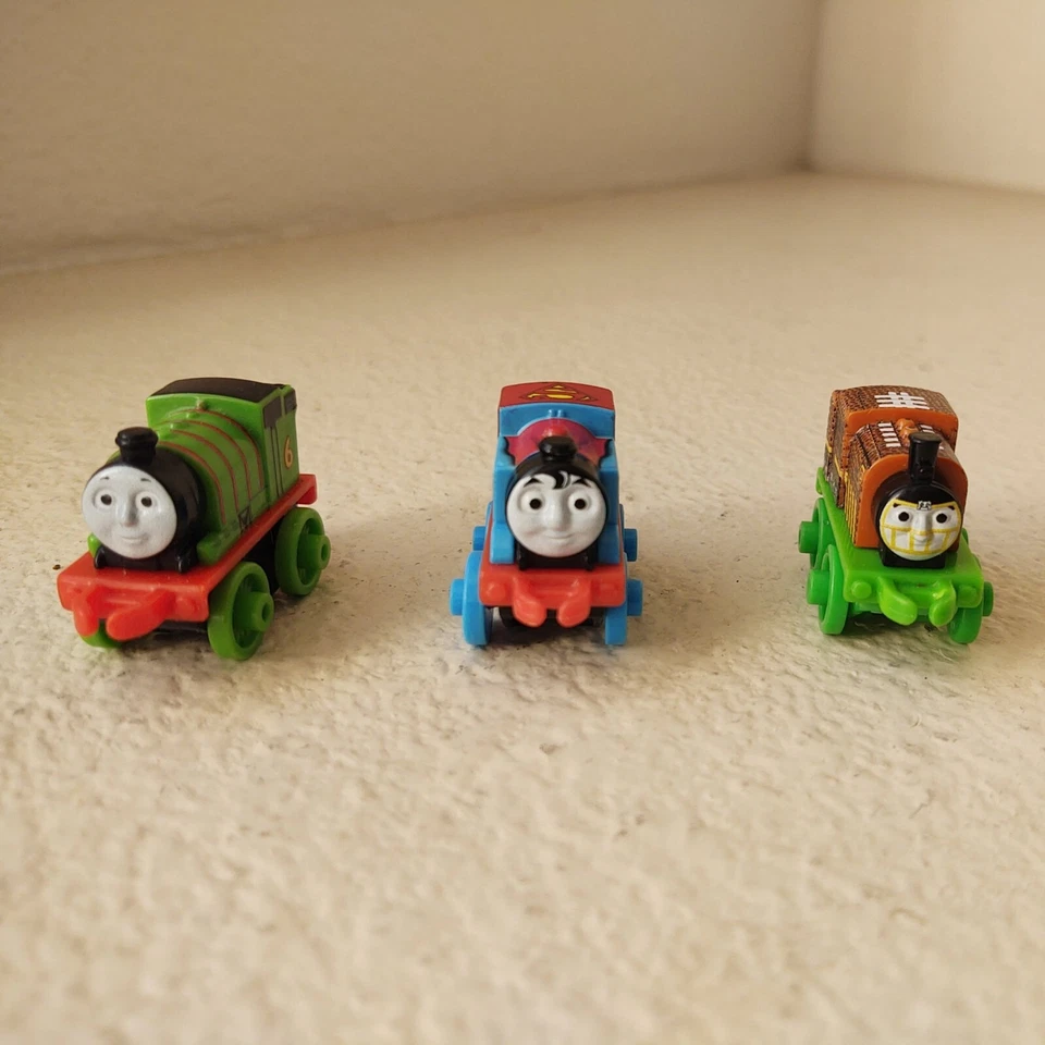 Thomas And Friends Minis Lote De 3 Trens Superman Thomas Percy 6 Porter Futebol - Imagem 2 de 4